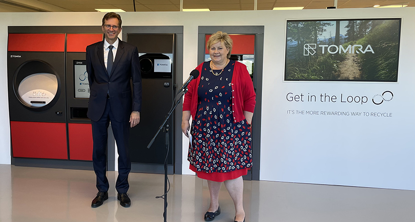 image of former prime minister erna solberg and harald henriksen standing in front of reverse vending machinesharal 