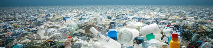 Rifiuti in plastica che ricoprono i fondali oceanici