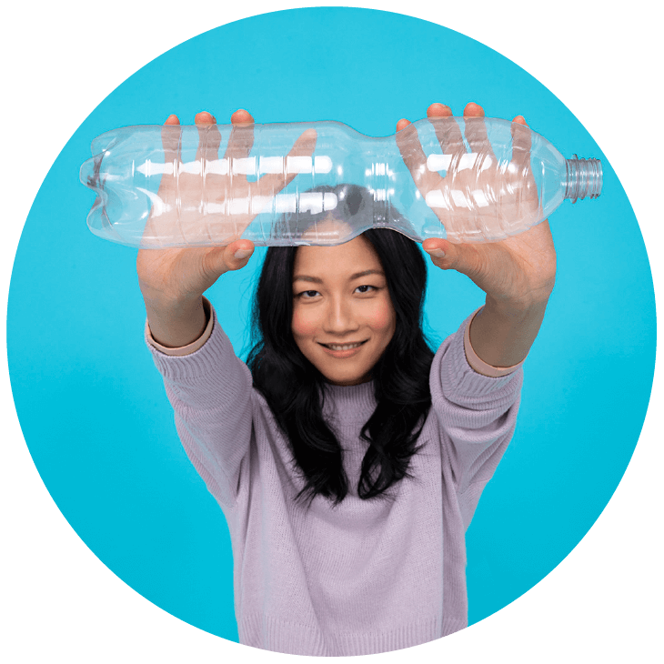 Mulher segurando uma garrafa de plástico com os braços esticados