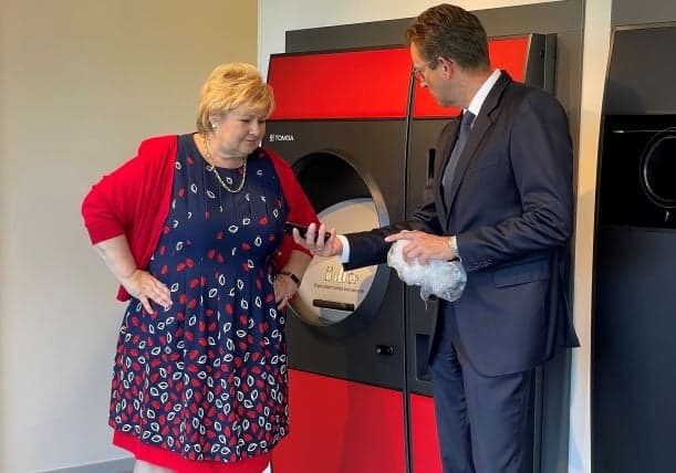 Norway's prime minister testing TOMRA R1 reverse vending machine