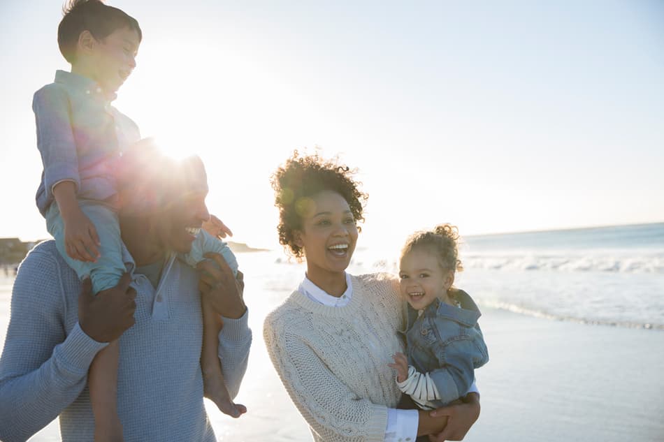 photo d’une famille sur la plage
