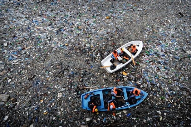 pollution des océans par le plastique dans le vacha dam, en Bulgarie