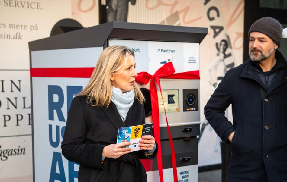 Tove Andersen, CEO på TOMRA, lanserar officiellt pilotprojektet för återanvändning i danska Århus