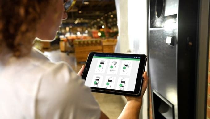 Consumer with TOMRA Notify Assist on tablet